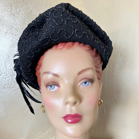 REFINED 1940S' BLACK FELT BERET + UNDULATING CORD TRIM + BLACK ROOSTER FEATHERS - Picture 3 of 14